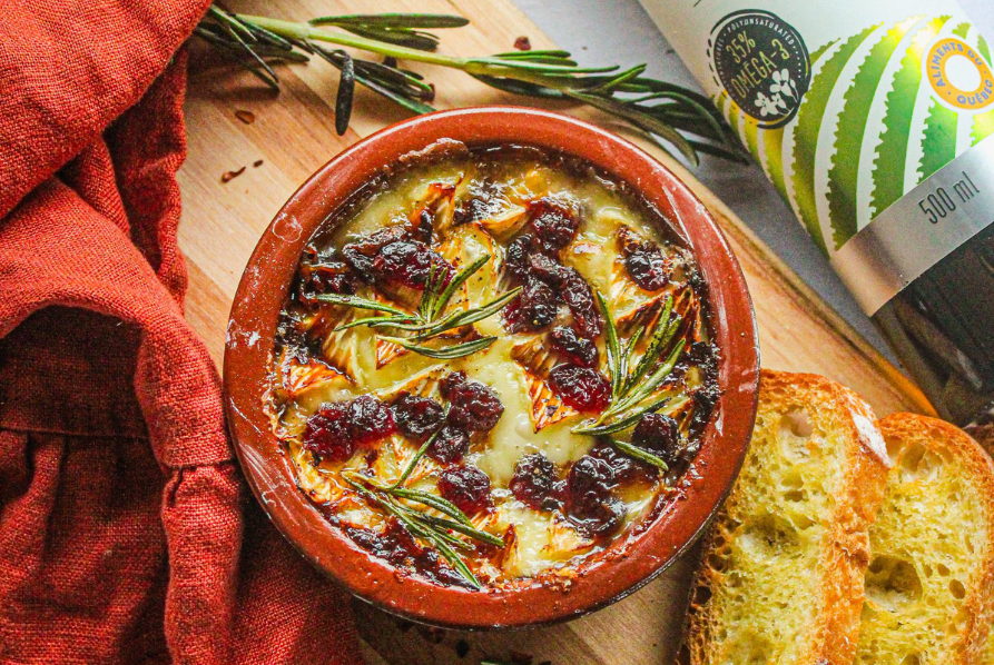 Brie fondant au air fryer aux canneberges, romarin et miel de caméline