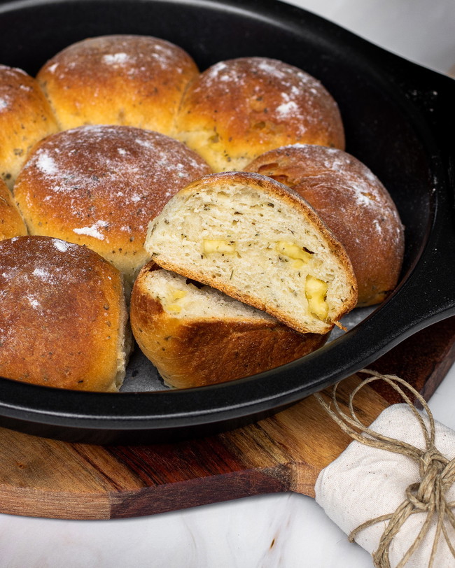 Image of Halloumi Bread Rolls with Yoghurt