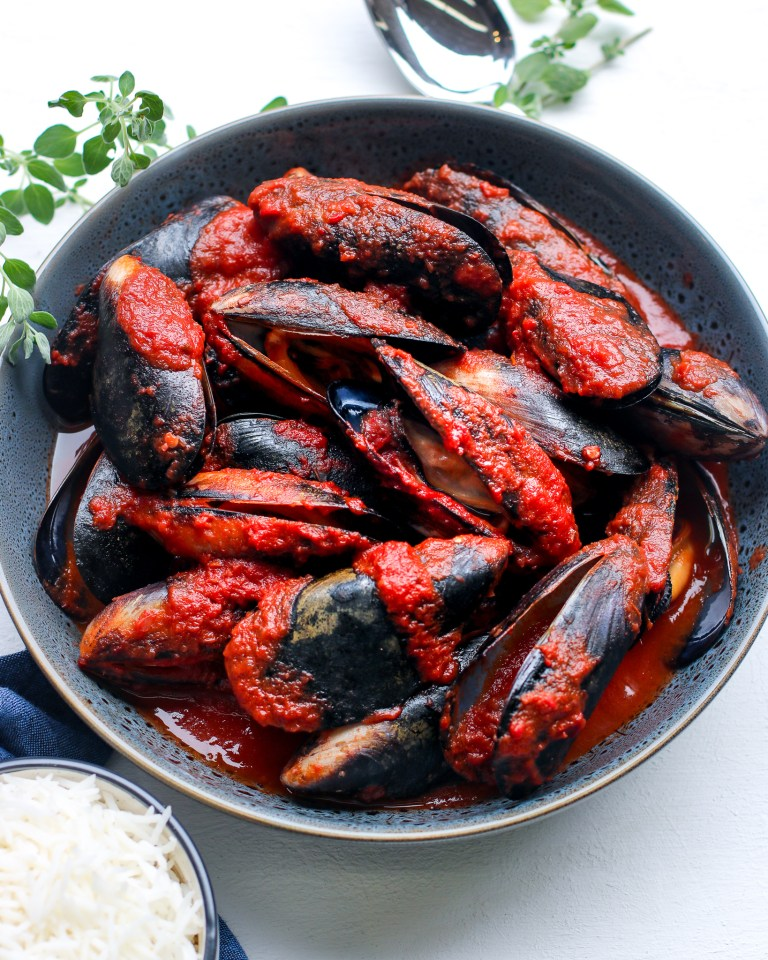 Mussels in chilli red sauce