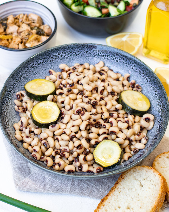 Image of Louvi mavromati me kolokoui – Black eyed peas with zucchini