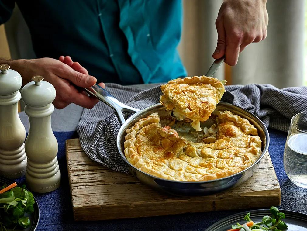Pastel de pescado tradicional con masa de hojaldre
