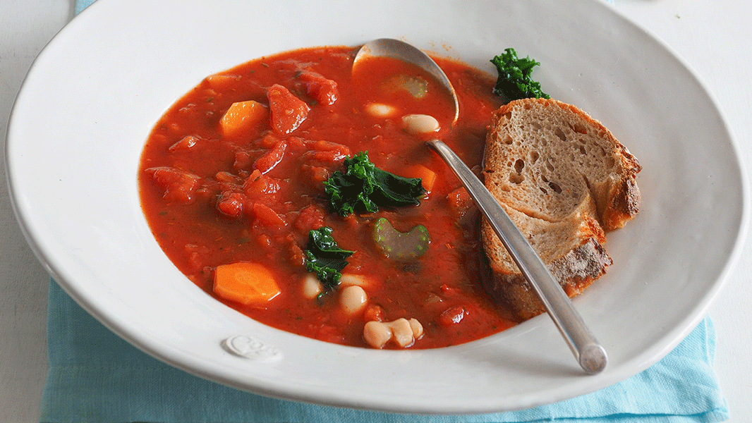 Image of Toskanische Tomatensuppe mit Grünkohl und Parmesan-Ersatz 