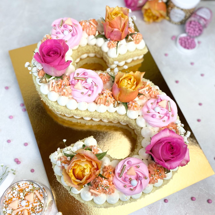 Image of Als erstes platziere ich die Rosen, dann spritze ich die eingefärbte Creme auf und zu guter Letzt sorgen die Happy Sprinkles für das gewisse Etwas.
