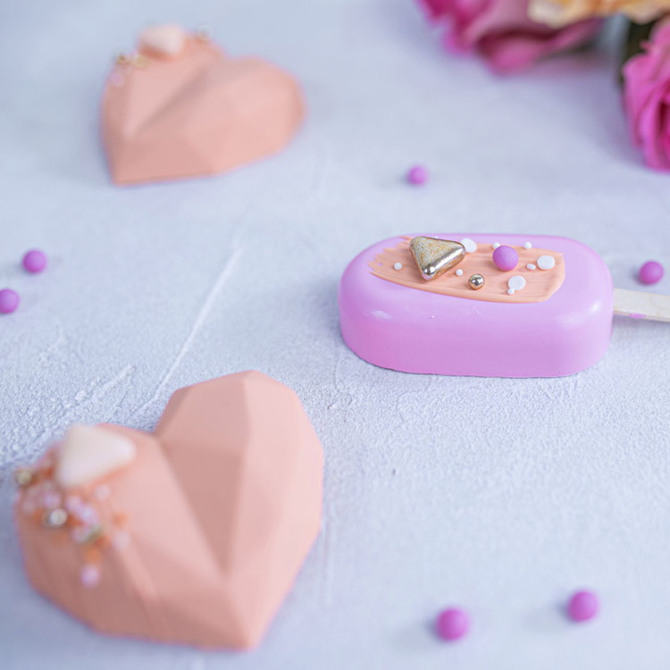 Image of P.S.: Aus dem restlichen Biskuit und der Creme lassen sich wunderbar Cakehearts, Cakesicles oder Cakepops machen