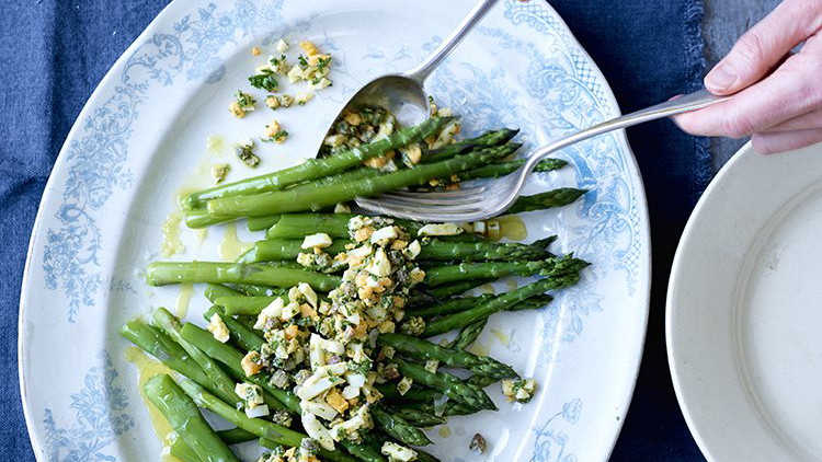 Image of Asparagus With Chopped Egg & Anchovy