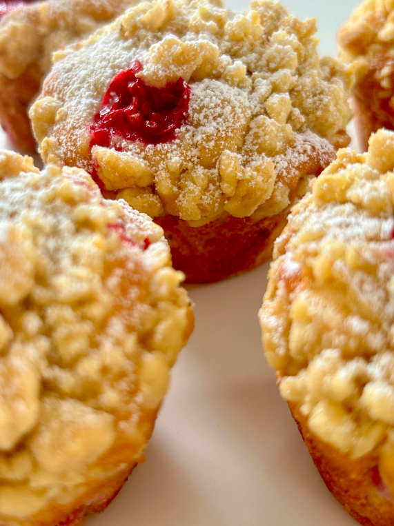 Muffinki z Czerwonymi Porzeczkami i Kruszonką
