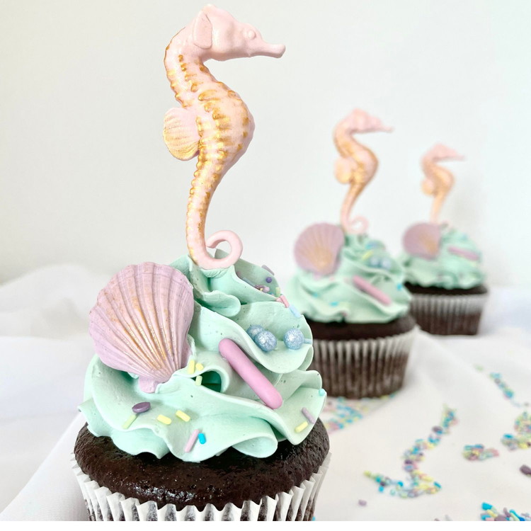 Image of Creme evtl. färben wie gewünscht, mit dem Spritzbeutel auf die Muffins dressieren und mit Streuseln dekorieren.