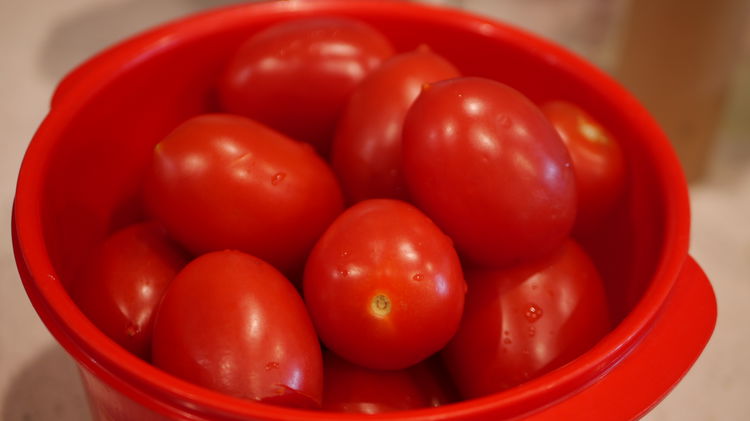 Image of Remove the seeds from tomatoes and blend them until pureed.