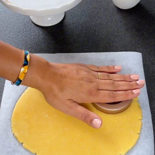 Image of Hamuru 3 mm kalınlığında açın, daireler kesin ve tartlet kalıplarına yerleştirin. 180°C'de 10 dakika kör pişirin, ardından 7-10 dakika altın rengi alana kadar pişirin. Soğutun.
