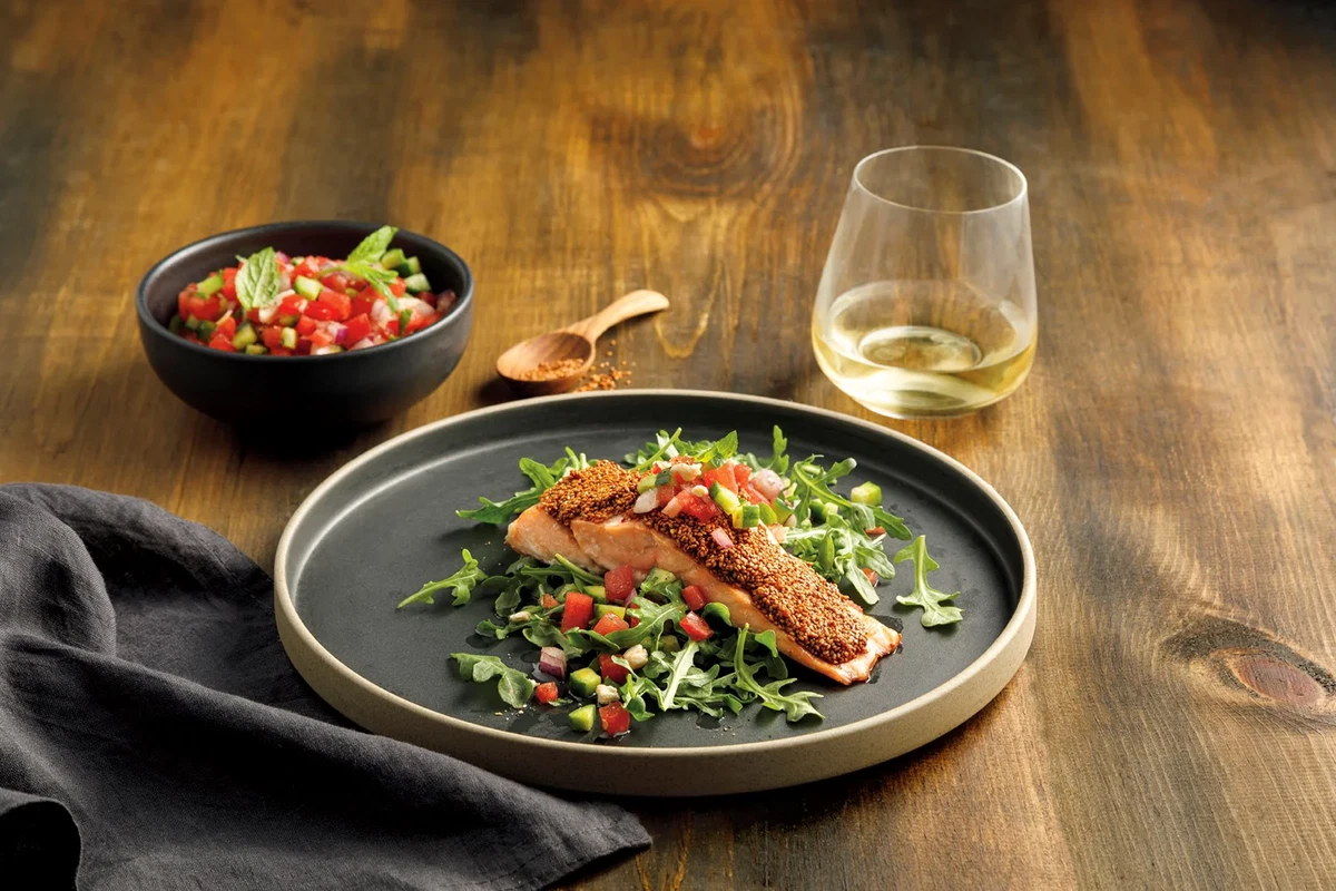 Saumon grillé aux graines de caméline et salsa de melon d’eau