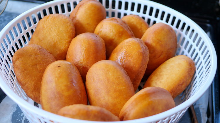 Image of Rest fried buns on rack to maintain texture