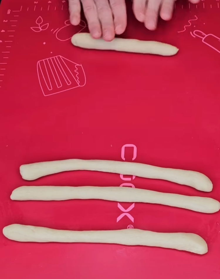 Image of Den Teig nun in 4 gleichgroße Stücke teilen. Jedes Teil...