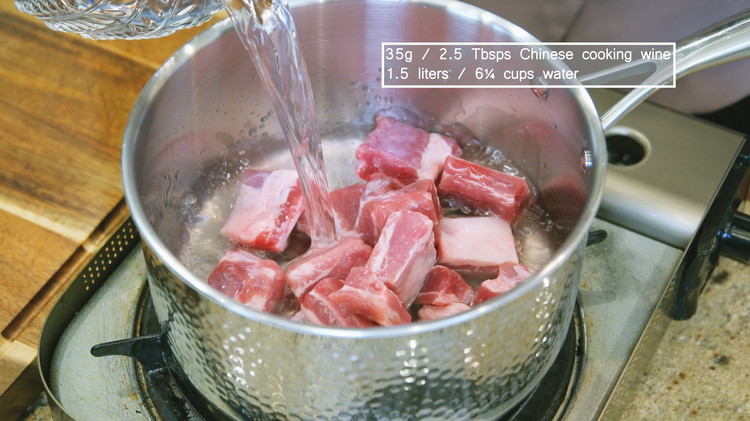 Image of Add the ribs, cooking wine, and 1.5 liters of water to a pot and bring it to a boil.