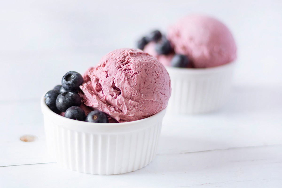 Veganes Joghurt-Eis mit Blaubeeren und Zitrone
