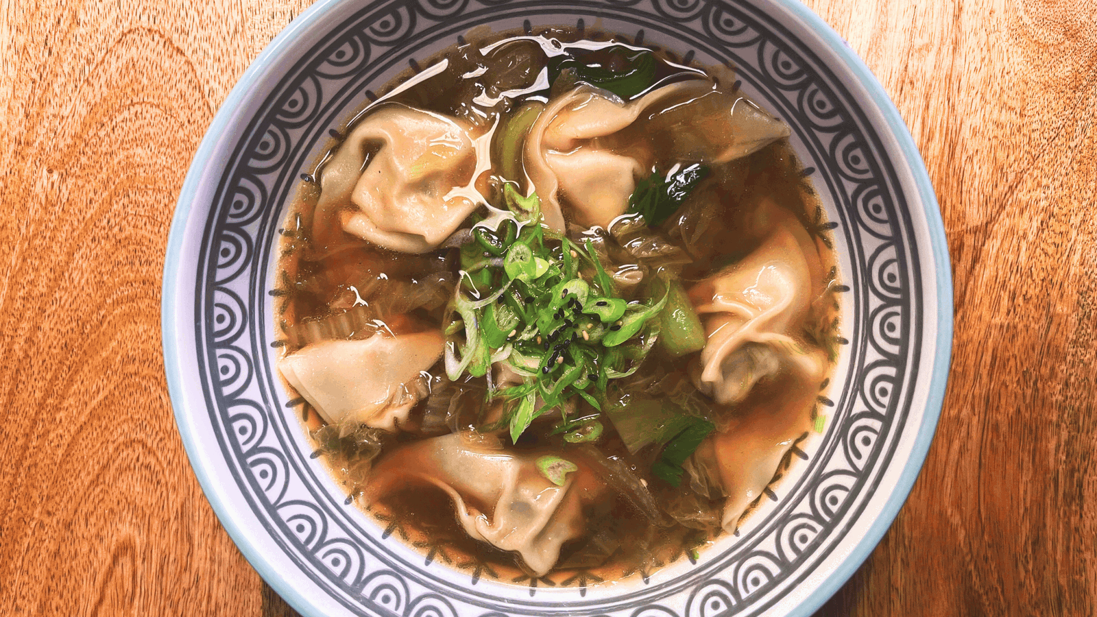 Image of Aromatische Wantan-Suppe mit Pak Choi & Ingwer