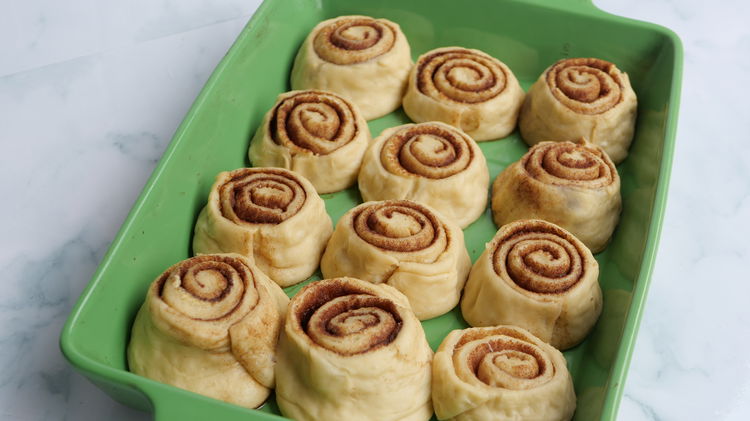 Image of Arrange the rolls in a greased 22.8x33-cm / 9x13-inch pan,...