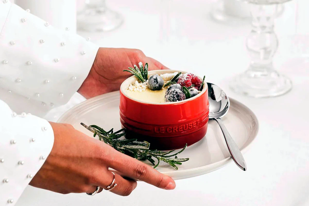 Mousse aus weißer Schokolade und Zitrone mit Kern aus Waldfruchtkompott
