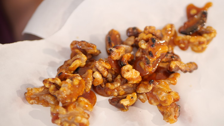 Image of Garnish with candied walnuts 