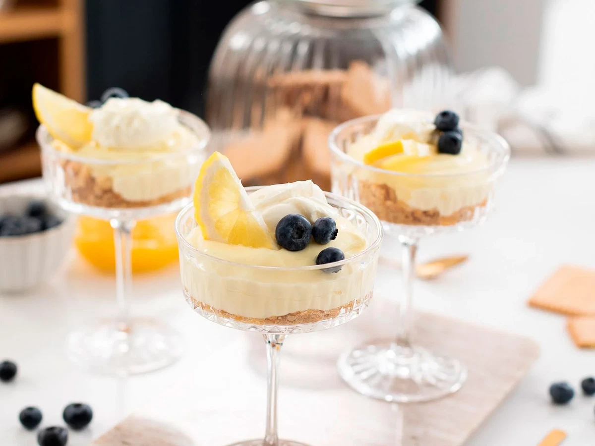 Coppe di mousse al formaggio e limone