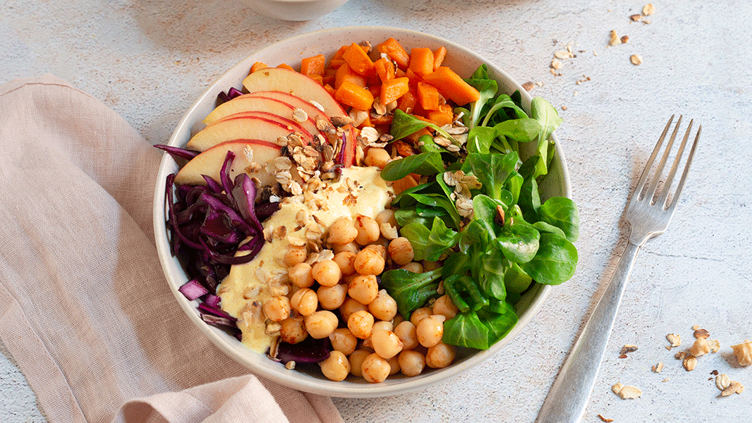 Image of Gute-Laune-Bowl mit Kichererbsen, Rotkohl und Kurkuma-Algenöl-Sauce