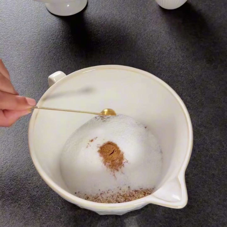 Image of In einer Schüssel die gemahlenen Mandeln, Zucker, Zimt, Eiweiß, Sahne und Vanilleextrakt vermengen, bis eine streichfähige Paste entsteht.
