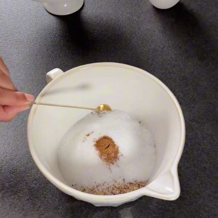 Image of Într-un bol, amestecați migdalele măcinate, zahărul, scorțișoara, albușul de ou,...