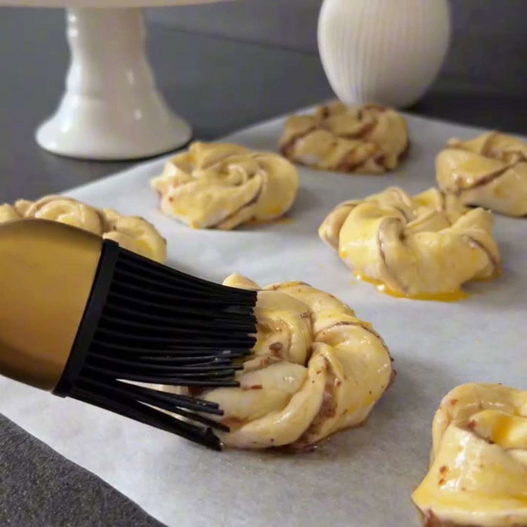 Image of Bateți gălbenușul de ou cu 1 lingură de lapte și...