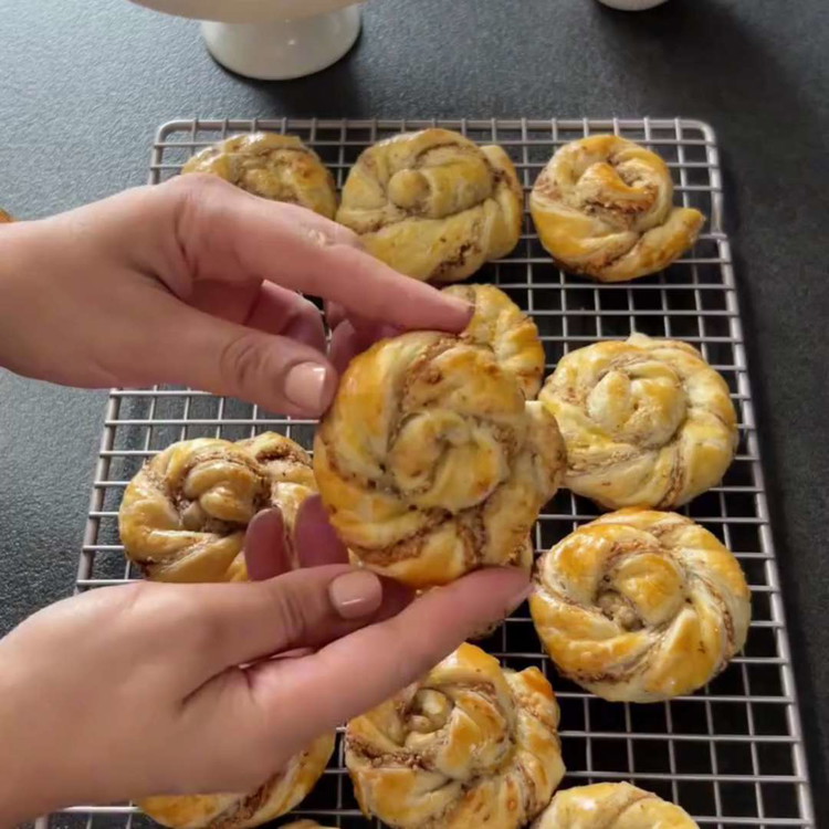 Image of Den Ofen auf 180 °C vorheizen und die Wirbel 20–25 Minuten backen, bis sie goldbraun und knusprig sind.