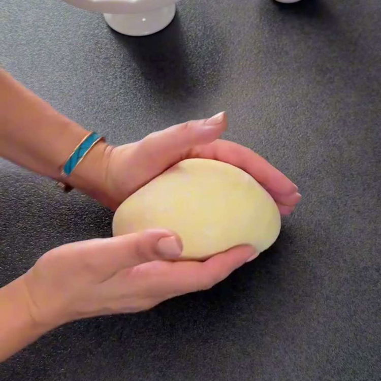 Image of 3. Podijelite tijesto na 6 jednakih kuglica (oko 75 g...