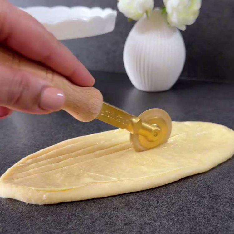 Image of 4. Svaki ovalni komad tijesta premažite maslacem s infuzijom vanilije....