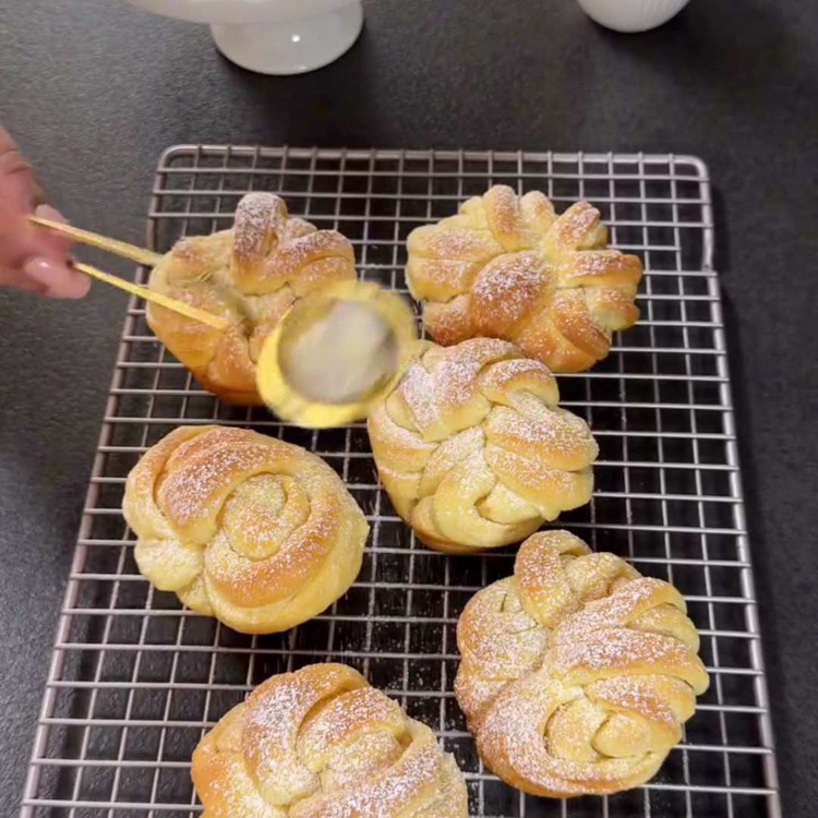 Image of 8. Después de hornear, pinta los brioches con la mantequilla derretida restante, cubre y deja reposar hasta que la mantequilla se absorba. Finalmente, espolvorea con azúcar en polvo.