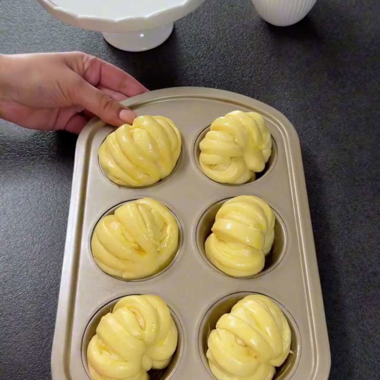 Image of 7. Zagrijte pećnicu na 180°C (350°F) i pecite brioche 20–25...