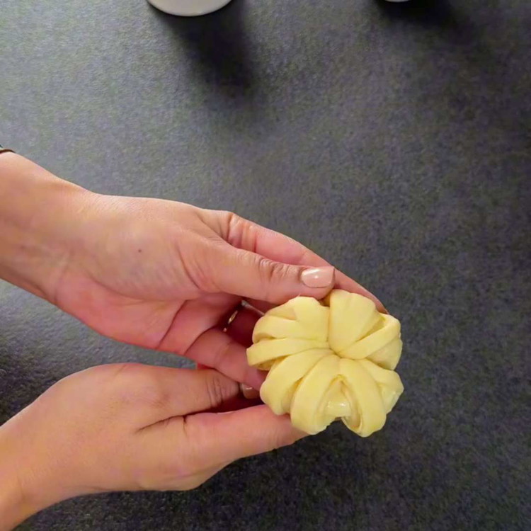 Image of 6. Cubre y deja que los rollos suban durante otros 20–30 minutos, hasta que hayan crecido visiblemente. Píntalos con un poco de mantequilla derretida.