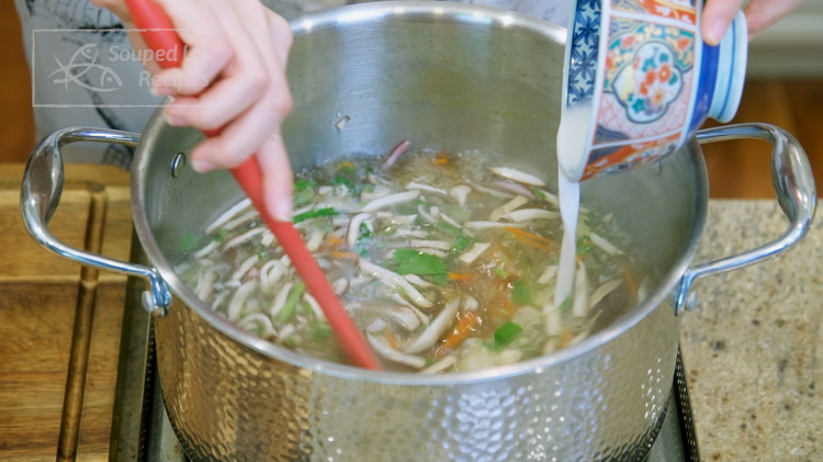 Image of Quickly mix 3 Tbsps of cornstarch with 3 Tbsps of water until no lumps. Pour it into the soup, stir to thicken, and the soup is done.
