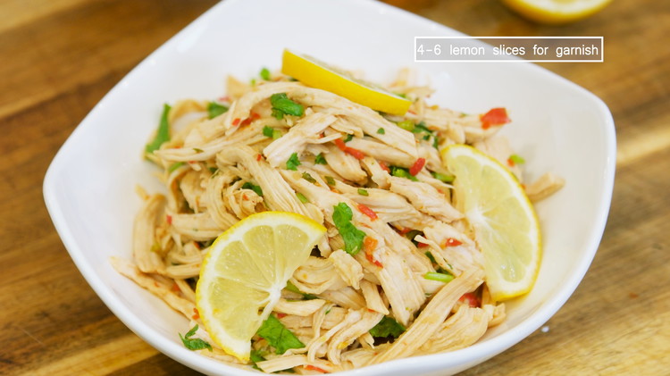 Image of The chicken breast should be cooled. Shredded it thinly. Mix the chicken with the sauce thoroughly. Garnish it with some lemon slices.