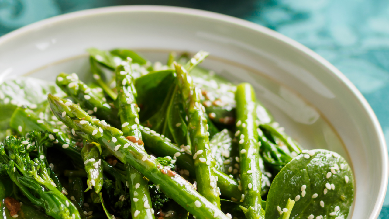 Spargel-Spinat-Salat mit Estragon-Dressing – Kräuterhaus Hamburg Spargel-Spinat-Salat mit Estragon-Dressing – Kräuterhaus Hamburg