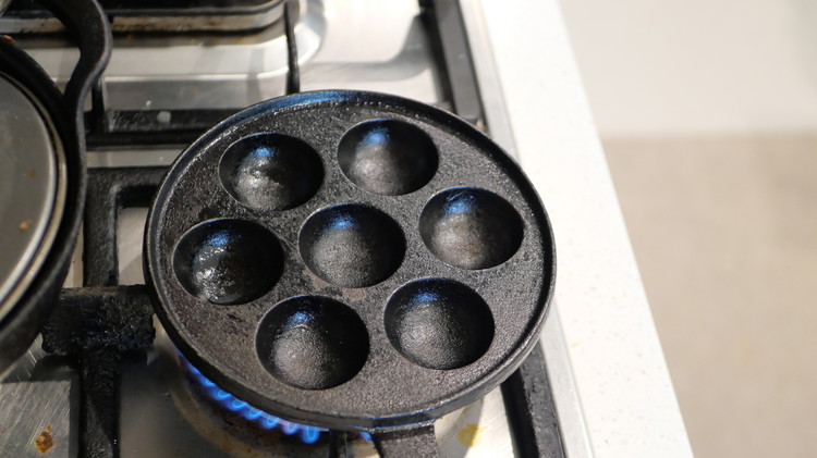 Image of Heat a lightly greased masa pan (kasko), Dutch pancake Pan, nonstick pan, or shallow frying pan over medium heat. ( A frying pan can be use to make sinasir the pancake version of masa) 