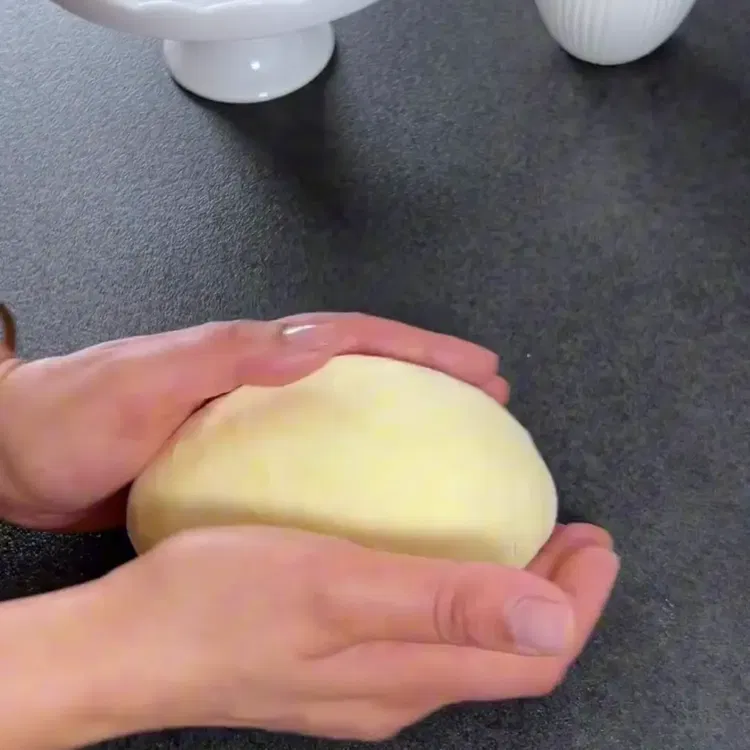 Image of Yumurta sarısını ve 1-2 yemek kaşığı soğuk suyu ekleyin, hızlıca...