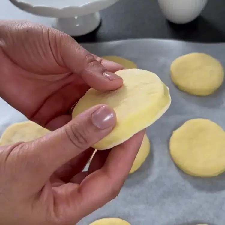 Image of Soğutulmuş hamuru hafif unlu bir yüzeyde açın ve 6 daire...