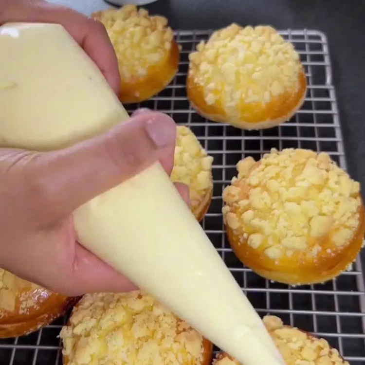 Image of Füllen Sie die abgekühlten Tartletkrusten mit der Mandelcreme und glätten Sie die Oberflächen. Mit gehobelten Mandeln bestreuen.