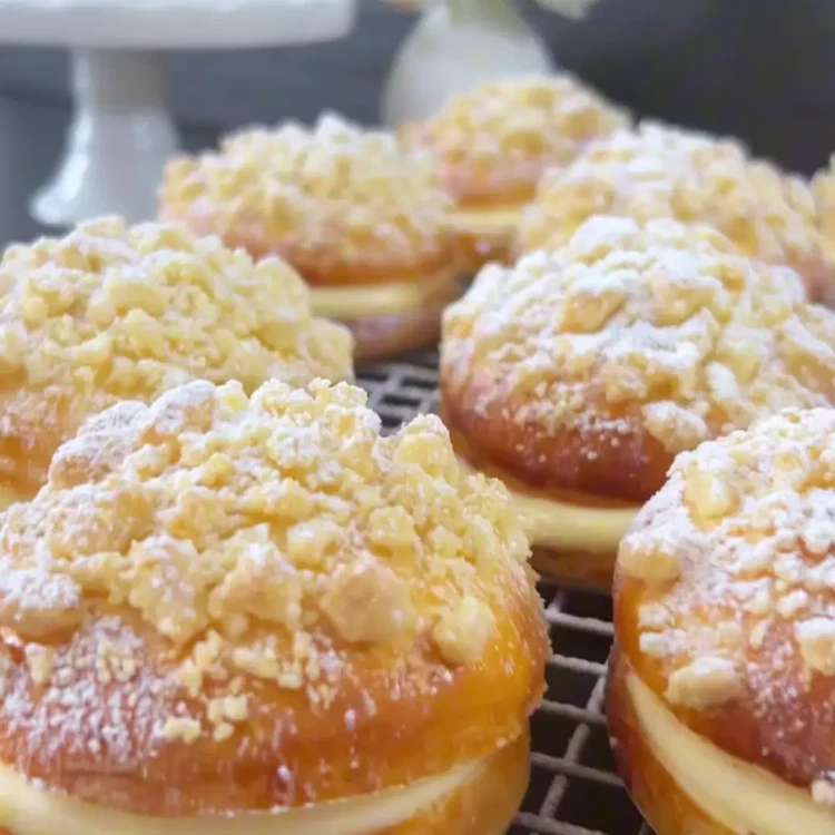 Image of Backen Sie die gefüllten Tartlets im vorgeheizten Ofen etwa 15-20 Minuten, bis die Füllung aufgegangen und goldbraun ist.