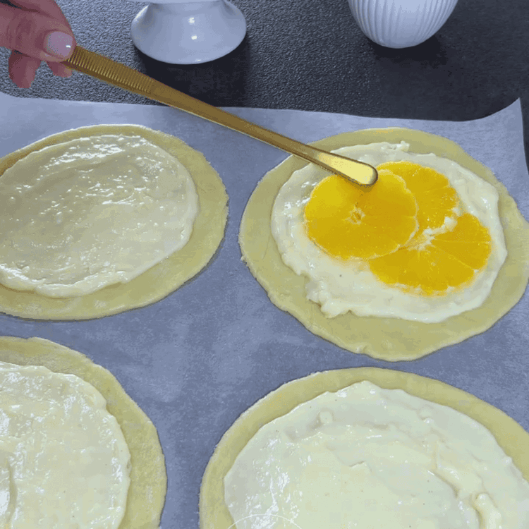 Image of Evenly distribute the cooled custard on the four galettes. Peel and thinly slice the orange, placing the orange slices on the custard.