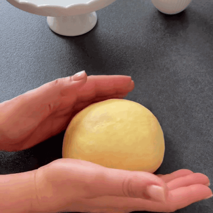 Image of Geschmolzene Butter und ein Ei einarbeiten. Den Teig auf einer leicht bemehlten Fläche kneten, bis er glatt ist.