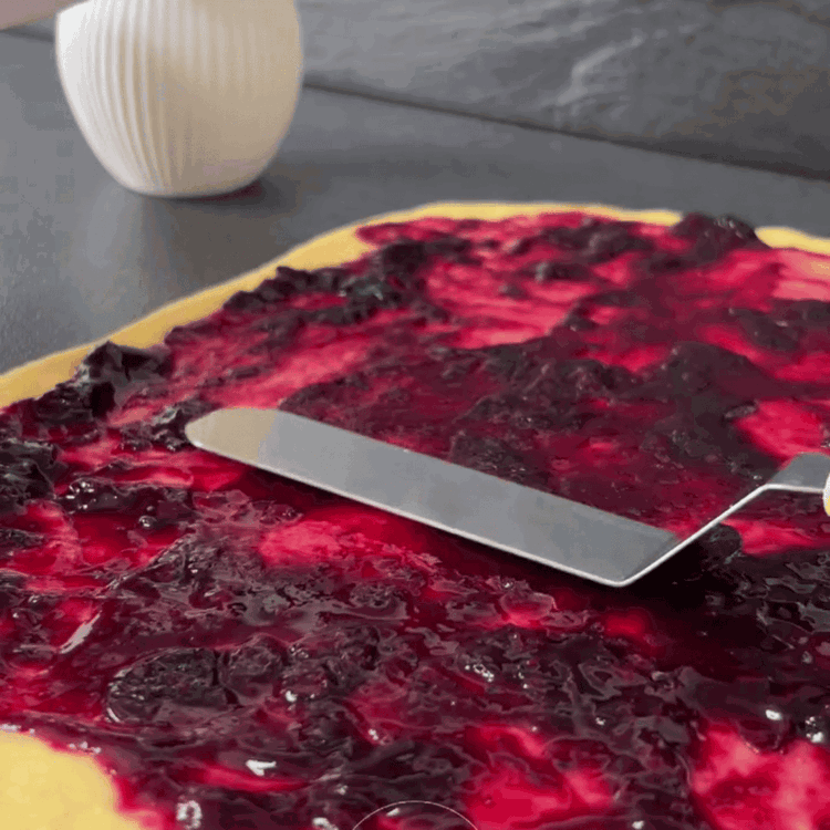 Image of Întindeți umplutura cu afine uniform peste aluat.