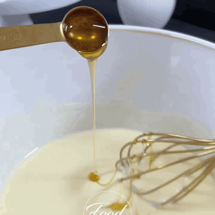 Image of Amestecați bine Skyr-ul cu smântână, zahăr, miere, ou și amidon...