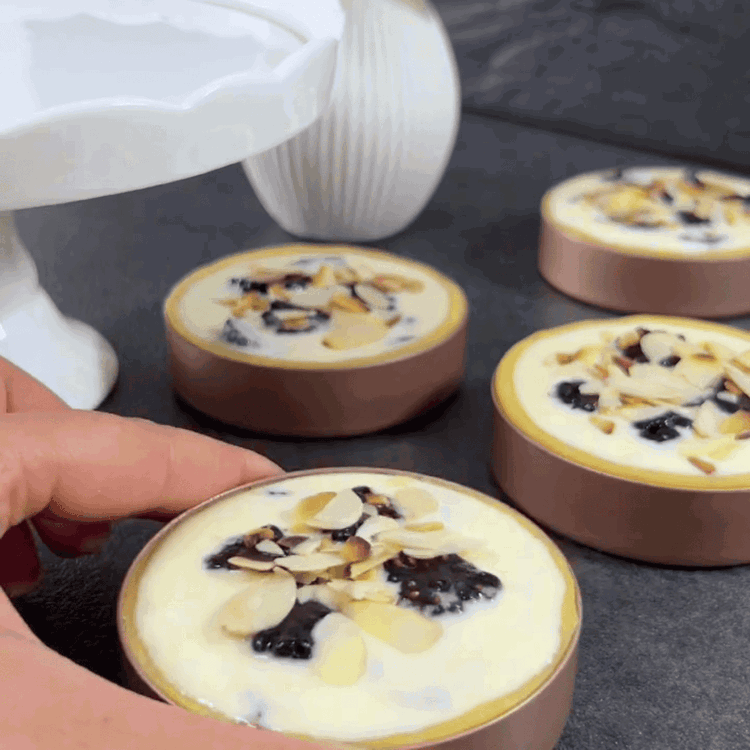 Image of Saupoudrez des flocons d'amandes sur les tartelettes.