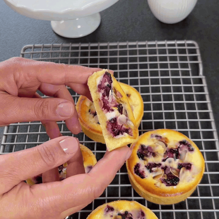 Image of Faites cuire les tartelettes pendant environ 20-25 minutes jusqu'à ce qu'elles soient dorées.