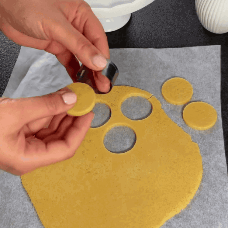 Image of Preîncălziți cuptorul la 200°C (392°F) și decupați cercuri de craquelin...