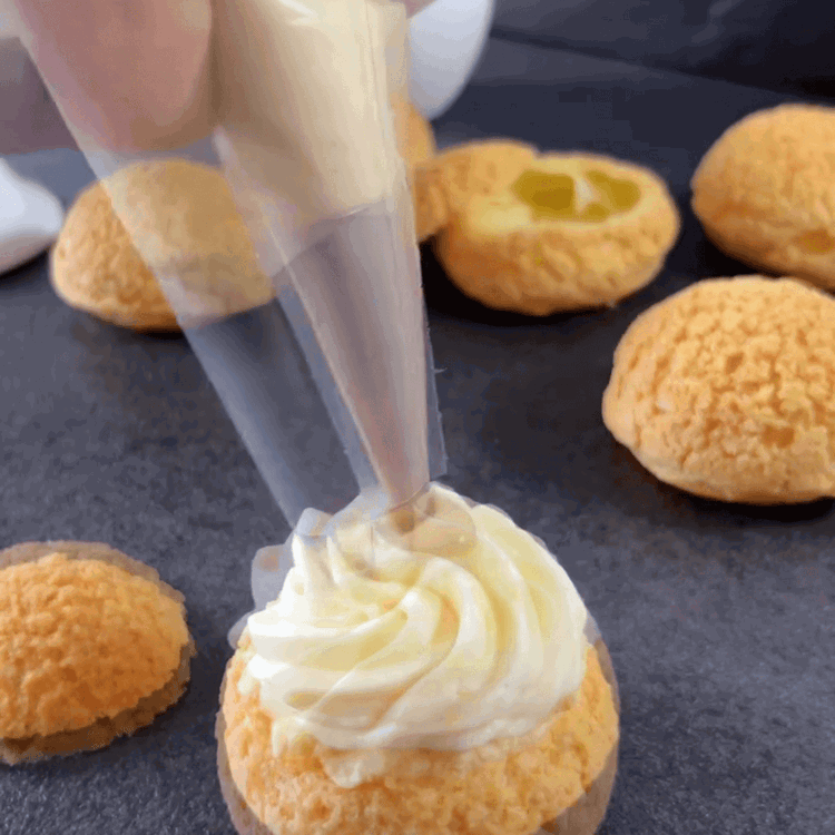 Image of Nach dem Abkühlen mit der Creme füllen und nach Belieben mit Nüssen bestreuen. Genießen Sie Ihre Choux au Craquelin!
