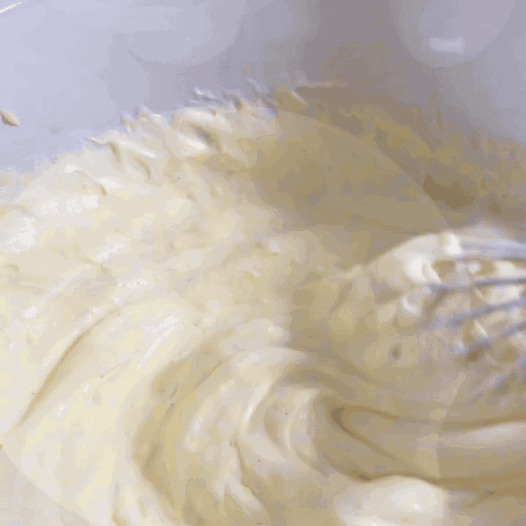 Image of Schlagen Sie Eigelb, Zucker und Speisestärke zusammen. Erhitzen Sie die Milch in einem Topf und gießen Sie sie langsam unter ständigem Rühren in die Eiermischung. Zurück in den Topf geben und kochen, bis die Mischung eindickt. Abkühlen lassen, dann die...